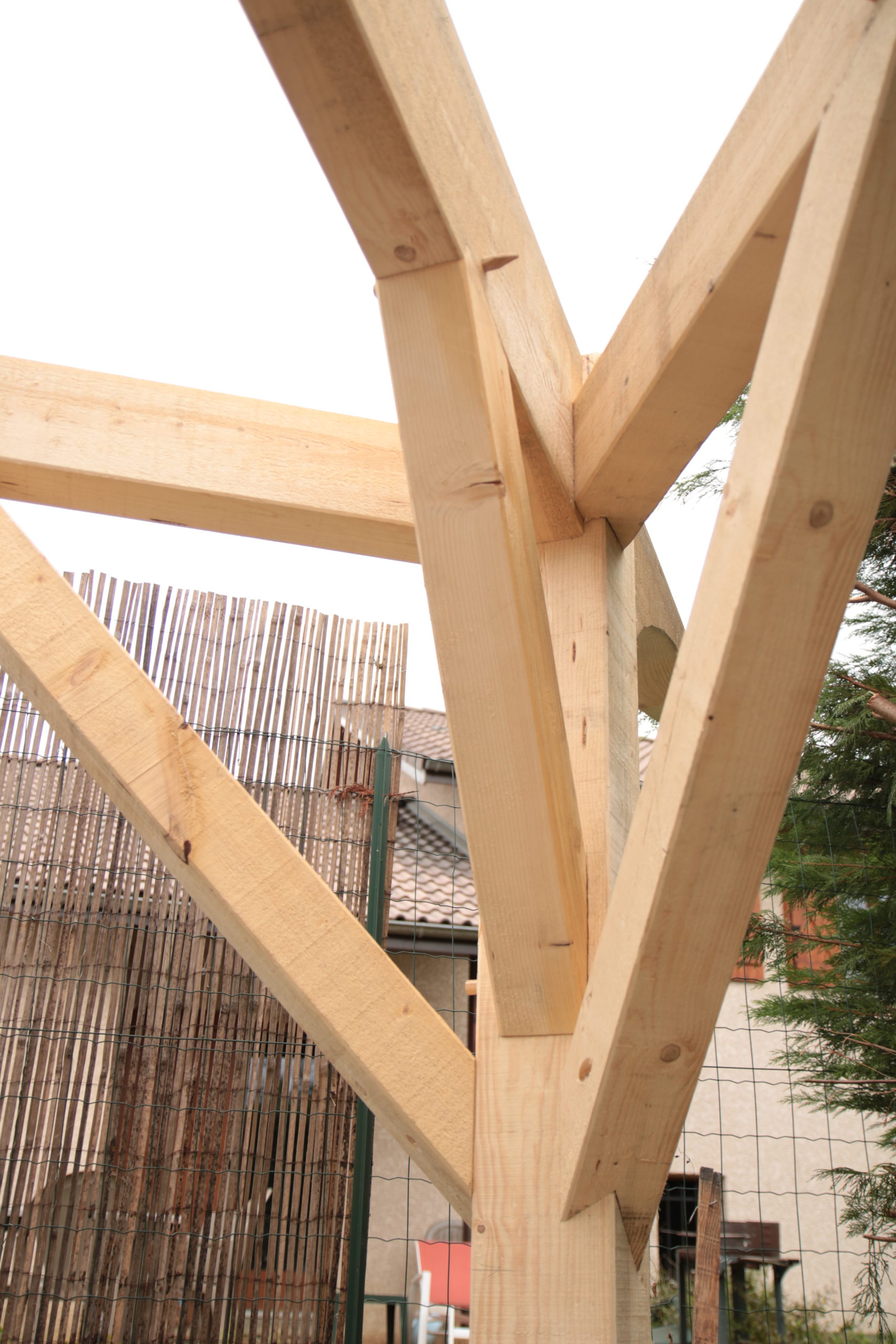 assemblage traditionnel pour la construction d'un abri de voiture -carport